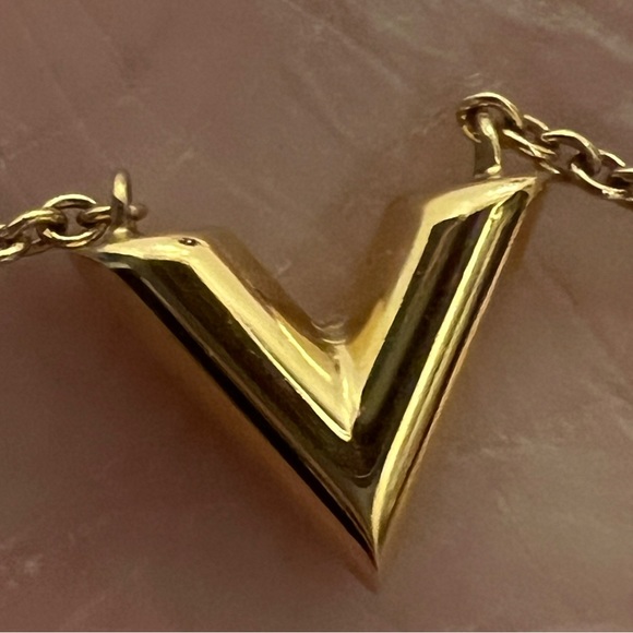 LOUIS VUITTON Essential V Necklace W Box & Dustbag - Picture 2 of 16
